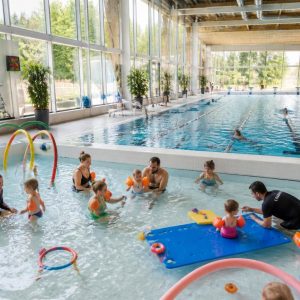découvrez la piscine de valdahon, un espace idéal pour apprendre à nager dès le plus jeune âge dans un cadre sécurisé et convivial.