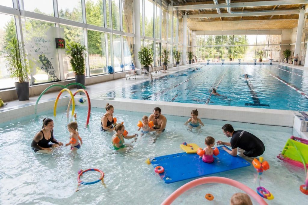 découvrez la piscine de valdahon, un espace idéal pour apprendre à nager dès le plus jeune âge dans un cadre sécurisé et convivial.