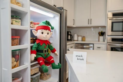 Lutin farceur de Noël assis dans un réfrigérateur avec un mot manuscrit, idée de bêtise amusante pour l'avent 2026